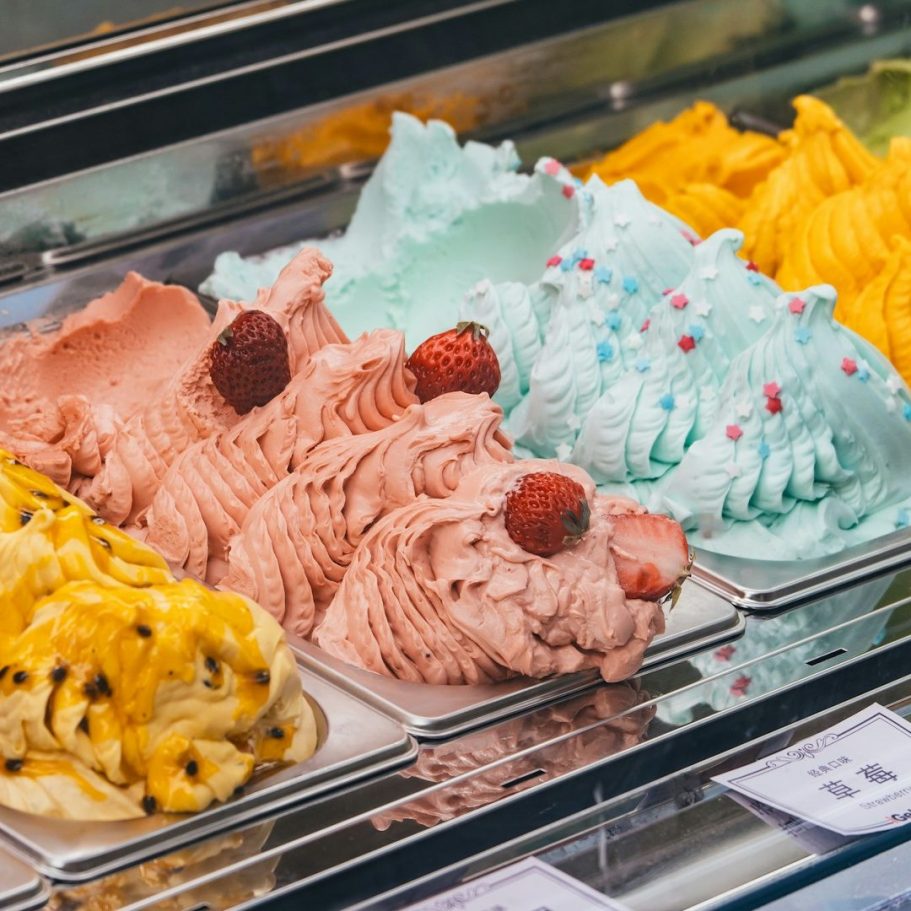 Reparatur und Wartung einer Eistheke für Gewerbekunden Dieses Bild zeigt eine gekühlte Eistheke mit verschiedenen Eissorten.